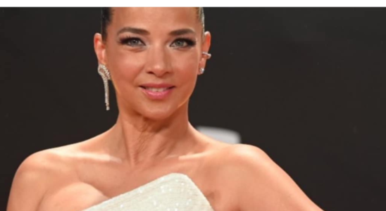 La Fascinante Historia del Vestido Blanco de Adamari López en Premios Juventud 6 Diseno sin titulo 2024 07 28T183713.591 SOY CHALUPA