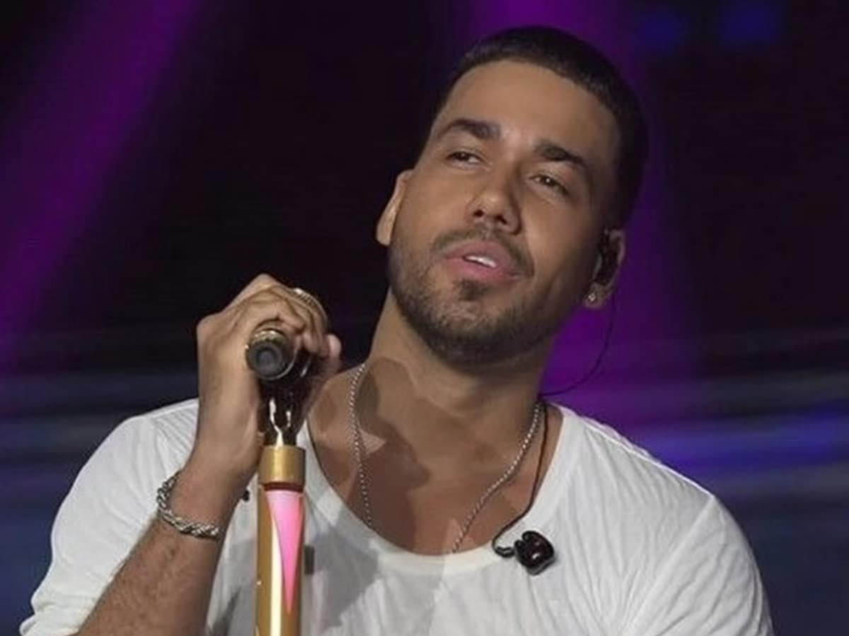 El momento viral de Romeo Santos con una fanática durante su concierto ...
