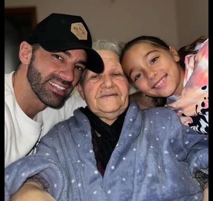 La emoción de Toni Costa al visitar a una persona muy especial en España, su tierra natal 10 Toni Costa y su abuela Dana