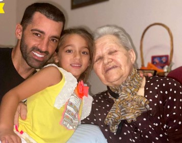 La emoción de Toni Costa al visitar a una persona muy especial en España, su tierra natal 11 Toni Costa y su abuela Dana