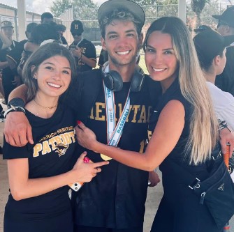Elizabeth Gutierrez recibe un especial saludo por su cumpleaños 9 Elizabeth Gutierrez y sus hijos