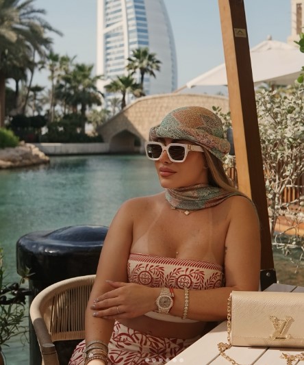 VIDEO: Alexandra MVP y su hija pasan un divertido momento probando los chocolates virales de Dubai 12 Alexandra MVP y su hija Charlotte