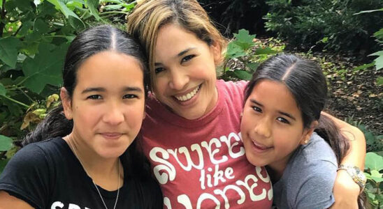 Karla Martinez y sus hijas