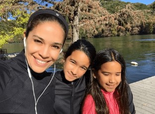 Karla Martinez y sus hijas