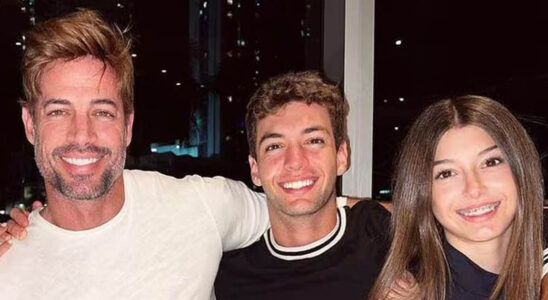 William Levy y sus hijos sonriendo
