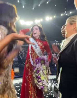 VIDEO: El incómodo momento que le hicieron pasar a Miss Mexico Fátima Bosch apenas después de recibir su corona de Miss Universo 11 miss4 SOY CHALUPA