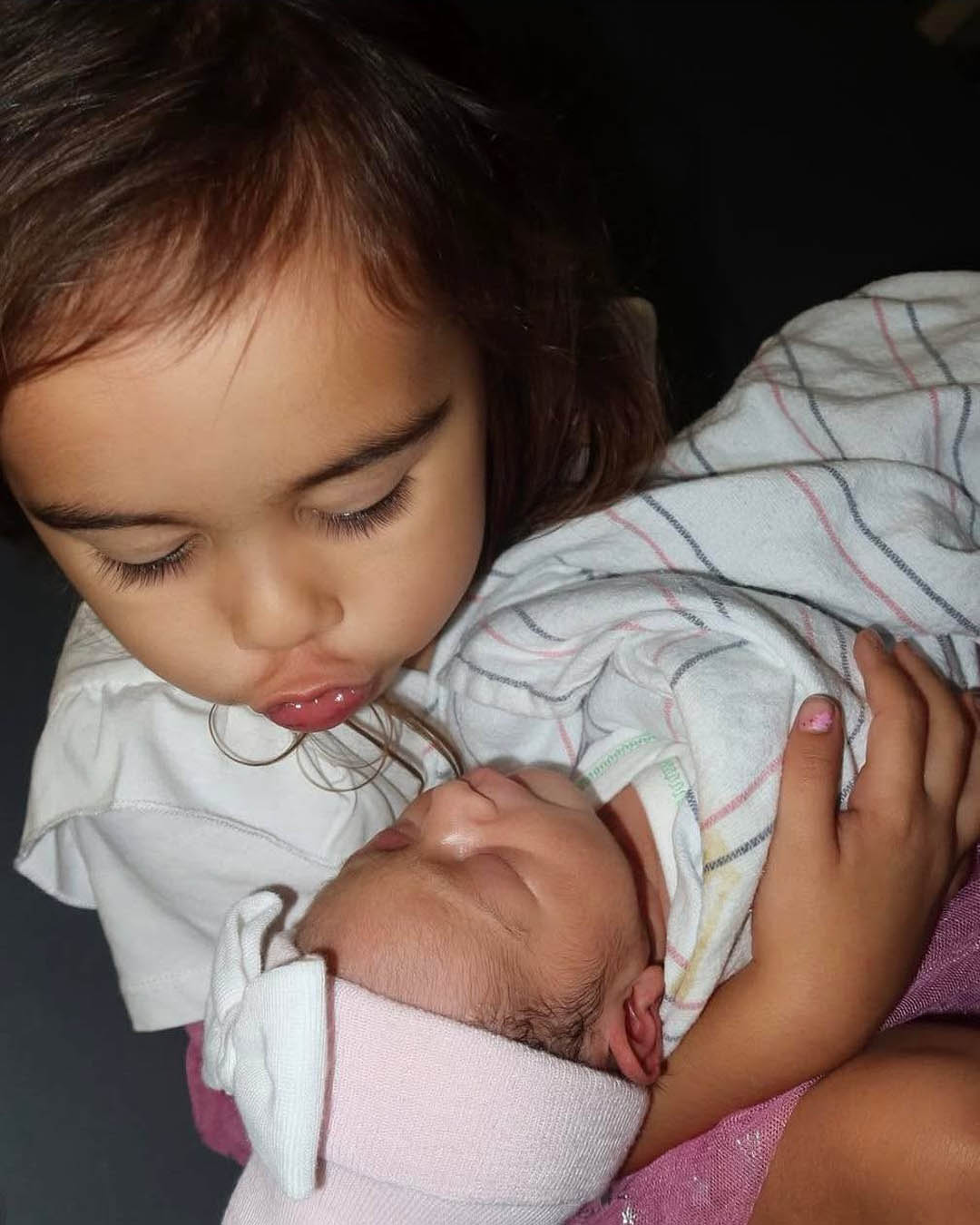 La hermanita más feliz! Natti Natasha comparte las primeras imágenes de sus hijas juntas! 13 natti2 1 SOY CHALUPA