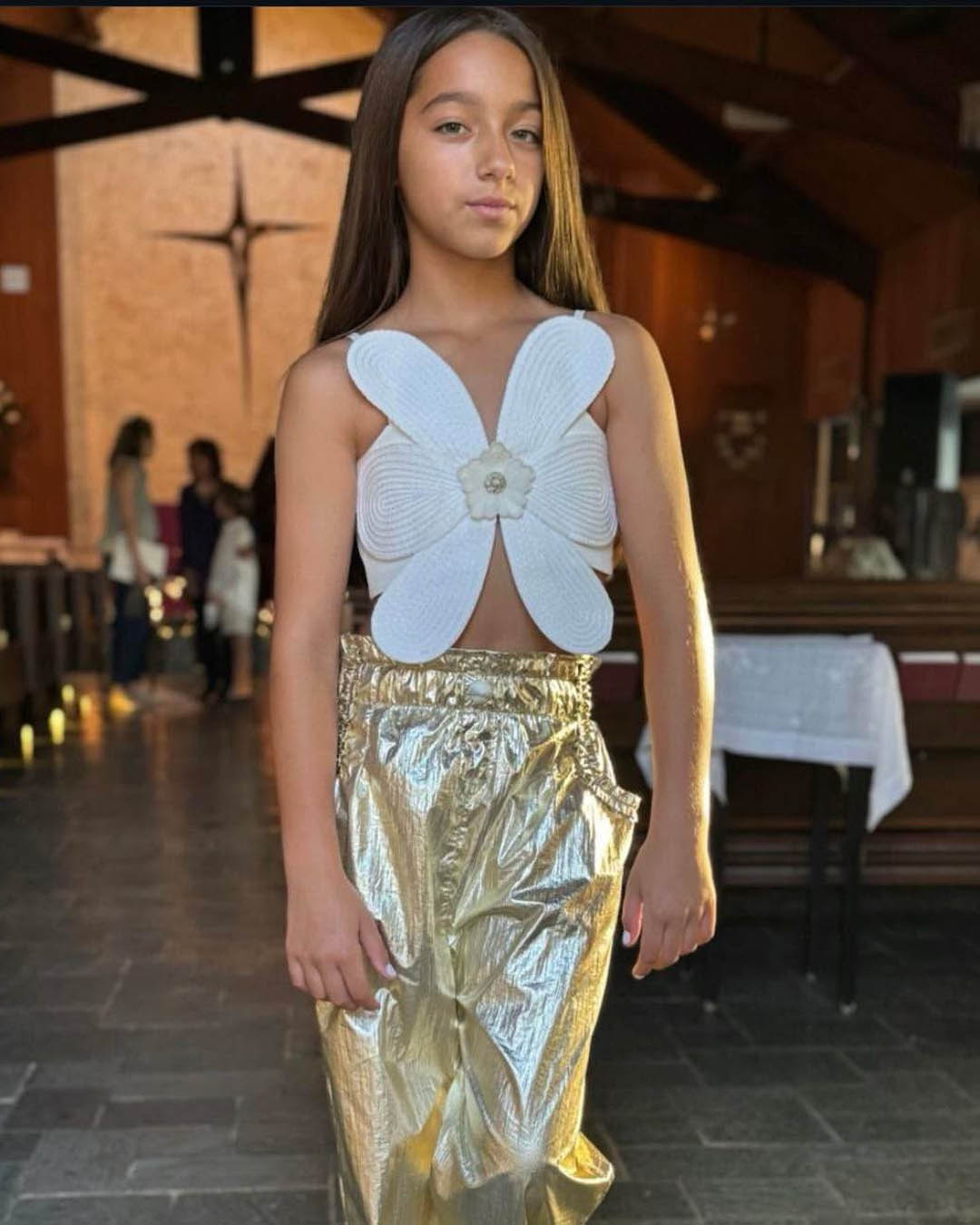 Alaia responde a las críticas que le hicieron a su madre por vestirla así para su recital en la iglesia 11 alaia1 1 SOY CHALUPA