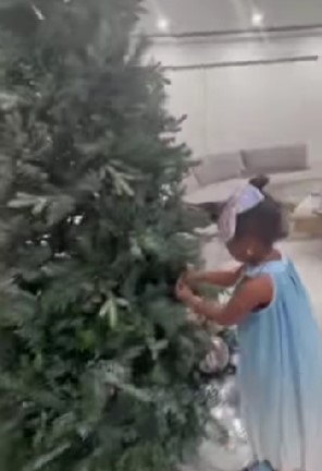 VIDEO: Las hijas de Amara prepararon ellas mismas su arbolito de Navidad 12 amara2 SOY CHALUPA