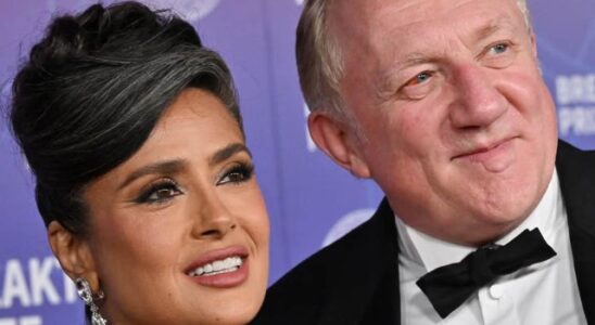 Salma Hayek desafía críticas mostrando sus canas naturales en público