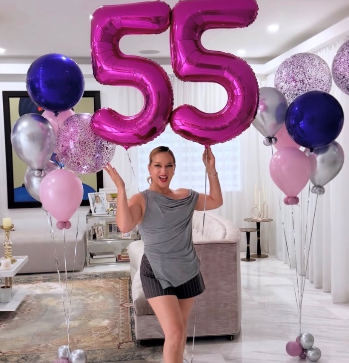 VIDEO: Adamari López celebra sus 55 años rodeada de sus seres queridos 5 Adamari López