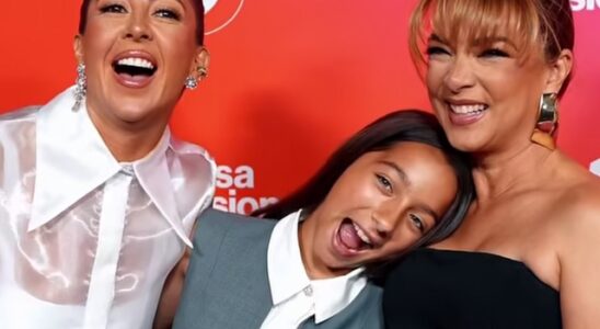 VIDEO: Alaïa, la hija de Adamari López, deja en claro que heredó el talento de su madre en su primera experiencia como entrevistadora en la alfombra de Upfront de Televisa Univisión 22 Alaïa