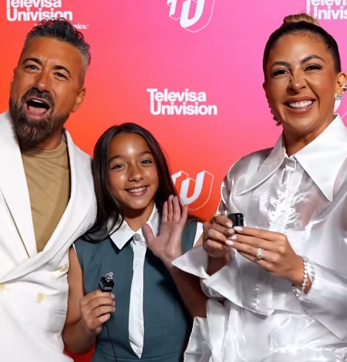 VIDEO: Alaïa, la hija de Adamari López, deja en claro que heredó el talento de su madre en su primera experiencia como entrevistadora en la alfombra de Upfront de Televisa Univisión 5 Alaïa