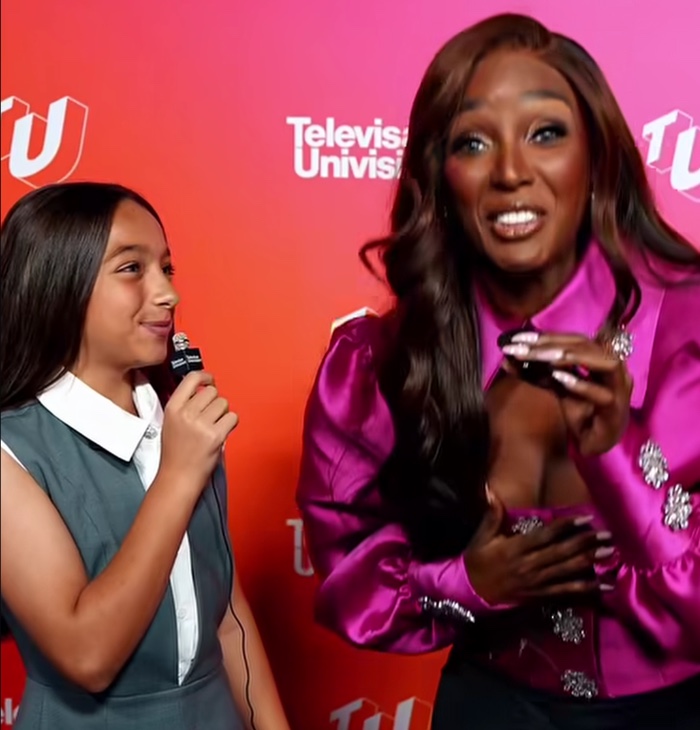 VIDEO: Alaïa, la hija de Adamari López, deja en claro que heredó el talento de su madre en su primera experiencia como entrevistadora en la alfombra de Upfront de Televisa Univisión 6 Alaïa