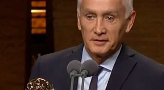 VIDEO: Jorge Ramos manda un duro mensaje a Univisión tras recibir un Emmy 1 Jorge Ramos