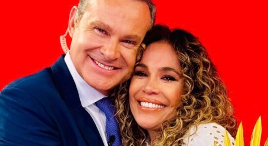 Con lágrimas en los ojos, Karla Martínez celebra su cumpleaños número 50 en Despierta América 25 Karla Martínez