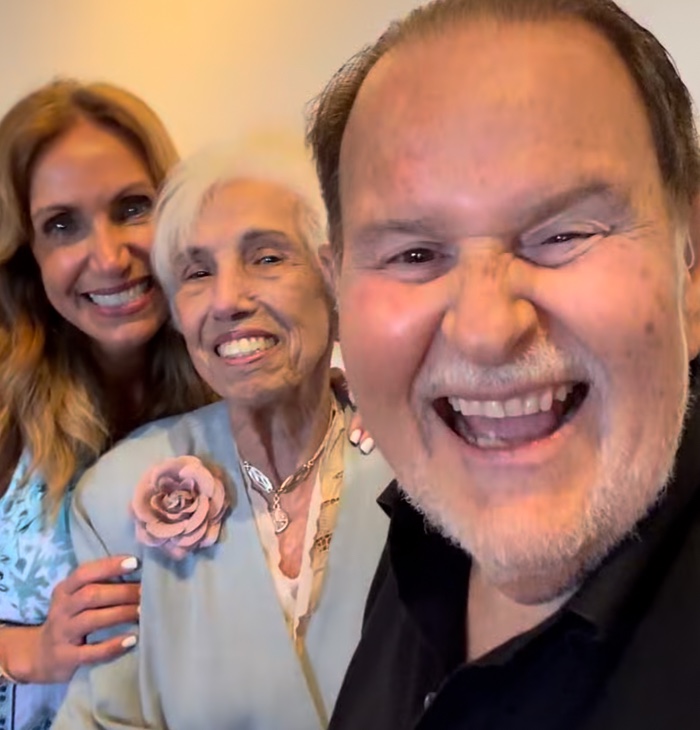 VIDEO: Raúl de Molina y Lili Estefan celebran el cumpleaños 101 de su amiga Clarita 7 PROTAGONISTA
