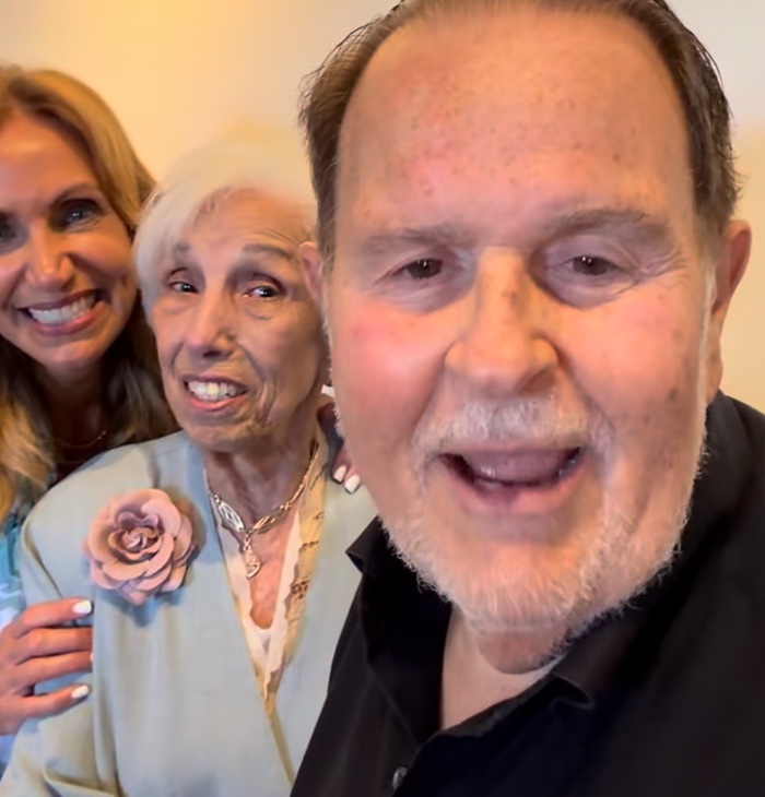 VIDEO: Raúl de Molina y Lili Estefan celebran el cumpleaños 101 de su amiga Clarita 8 PROTAGONISTA