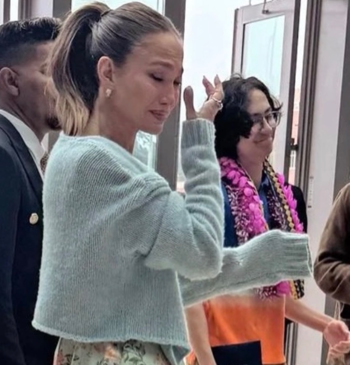 Luego de destacar lo mucho que le cuesta ser mamá soltera, JLo se emociona hasta las lágrimas en la graduación de su hijo Max 7 Jennifer Lopez
