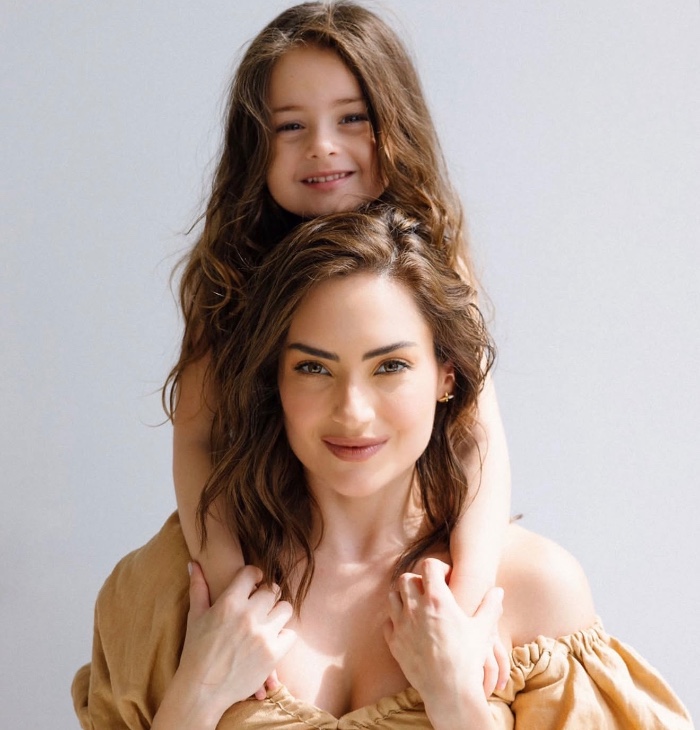 Megan, hija de Michelle Galván, apoya con agua y suministros a niños de Venezuela y opina sobre la situación 7 Megan