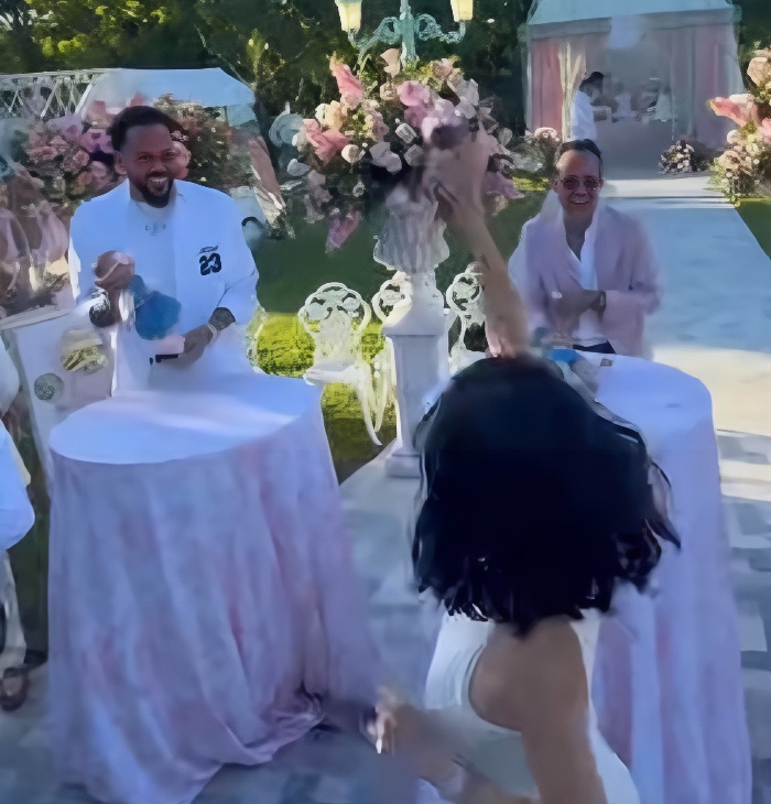 VIDEO: Raphy Pina y Marc Anthony compiten para ver quién cambia más rápido un pañal y este fue el ganador 7 Raphy Pina