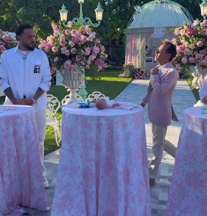 VIDEO: Raphy Pina y Marc Anthony compiten para ver quién cambia más rápido un pañal y este fue el ganador 8 Raphy Pina