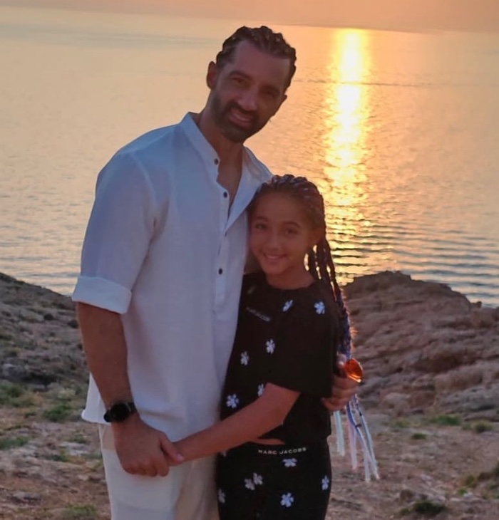 FOTO: Toni Costa fuertemente criticado por permitir que otro hombre cargue de forma inapropiada a su hija 7 PROTAGONISTA