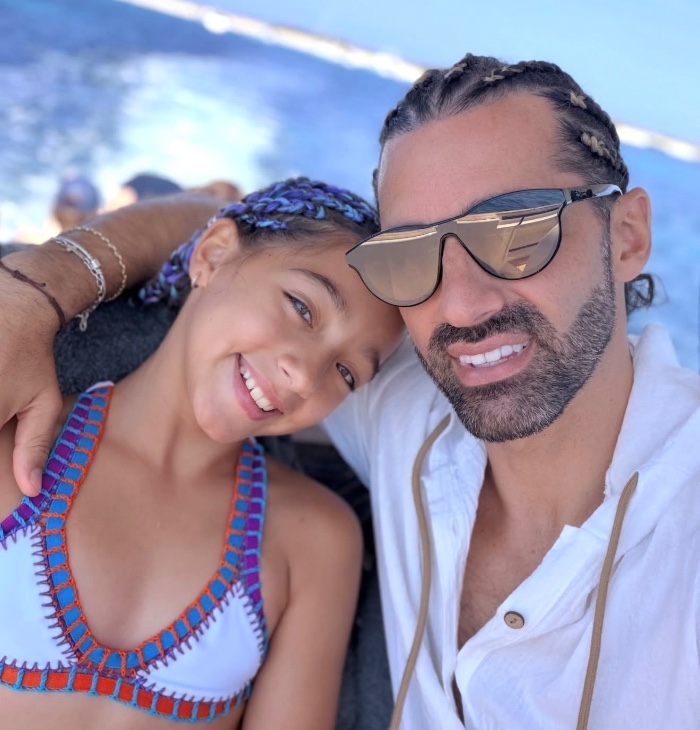 FOTO: Toni Costa fuertemente criticado por permitir que otro hombre cargue de forma inapropiada a su hija 8 PROTAGONISTA