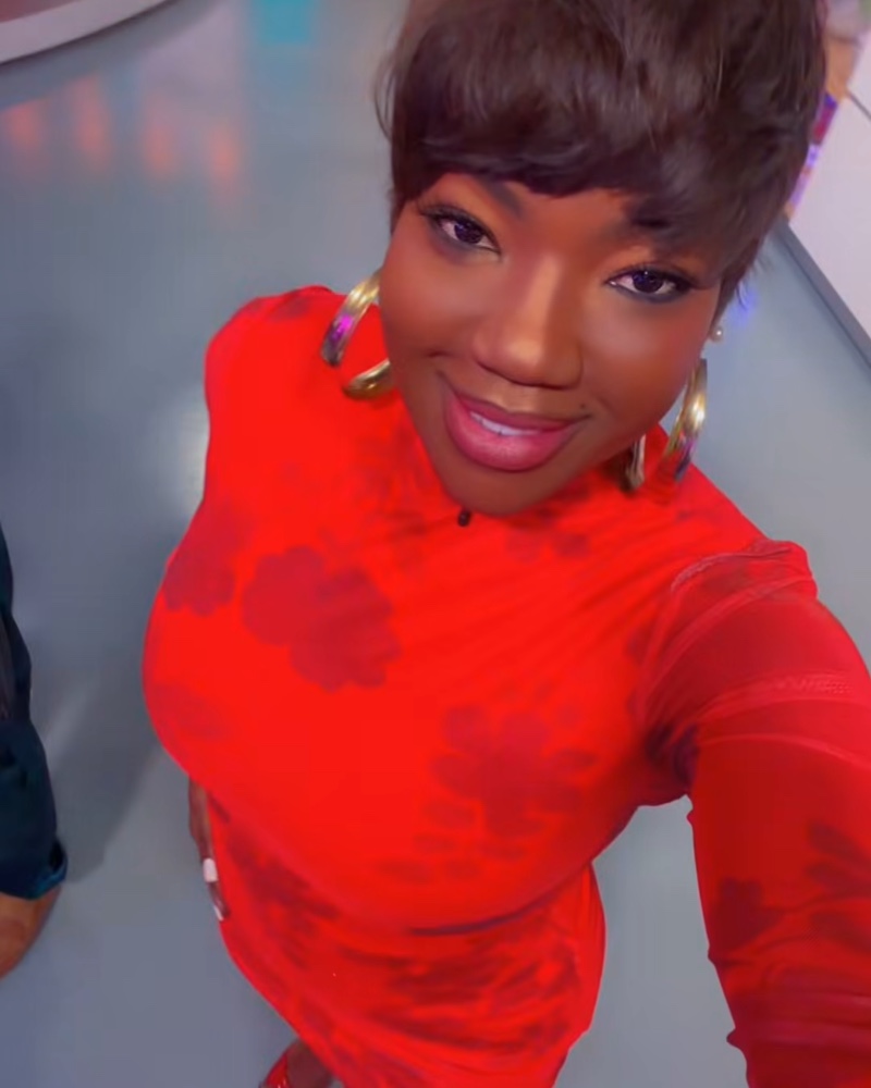 VIDEO: Chiky Bombom regresó a Telemundo luego de ser suspendida y así fue el momento 8 Chiky Bombom