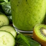La bebida verde con pepino y kiwi que muchos están preparando para sentirse más ligeros