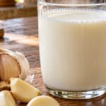 ¿Leche con ajo para la ciática? Así se prepara este remedio casero